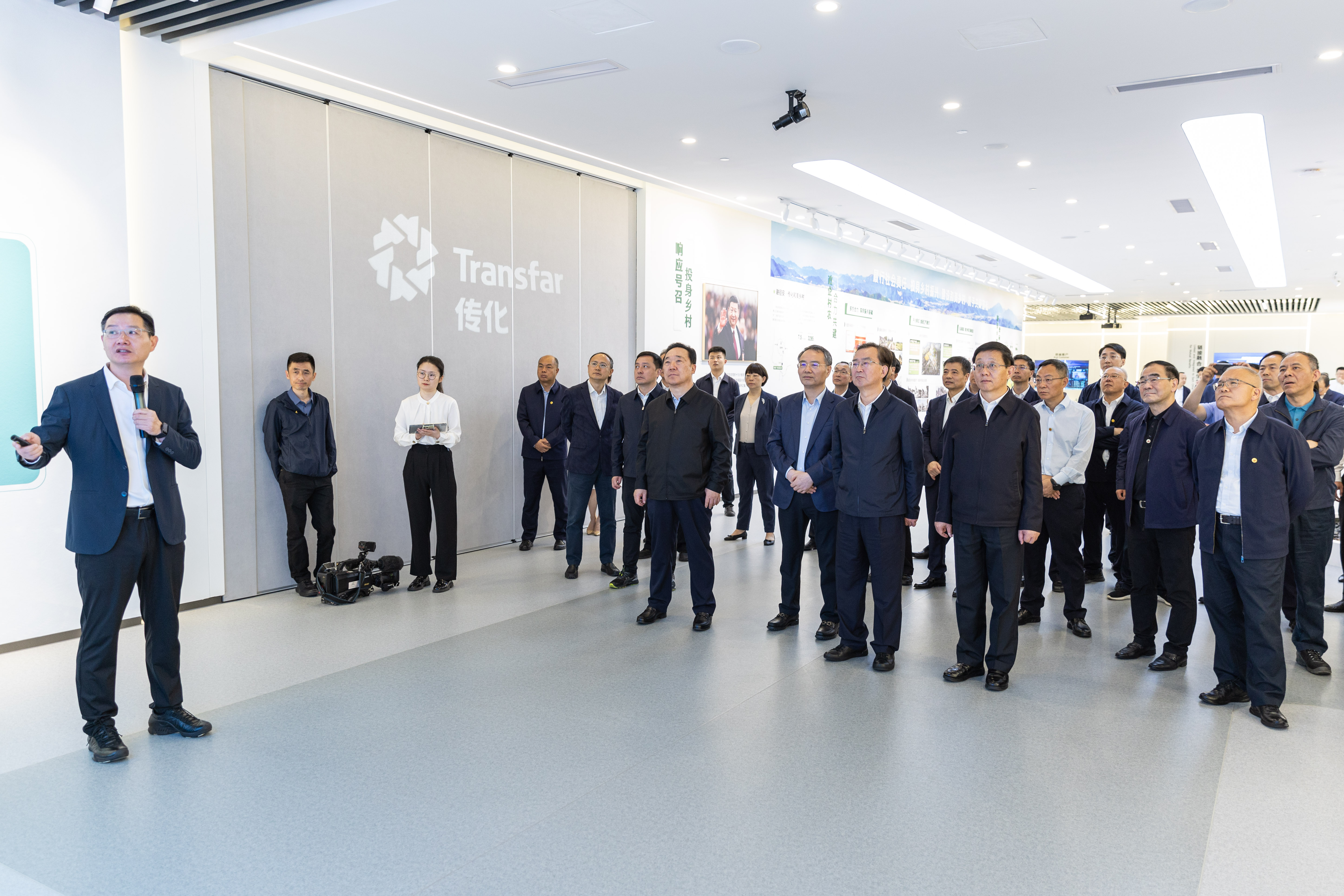 1684487779321759bCLR.jpg 1684487779321759bCLR.jpg